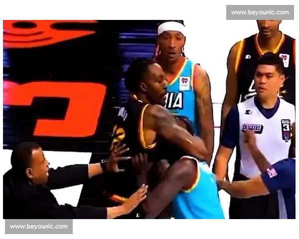 BIG3 赛场爆发冲突:霍华德与芬森互殴摔进观众席被驱逐 BIG3 赛场爆发冲突:霍华德与芬森互殴摔进观众席被驱逐