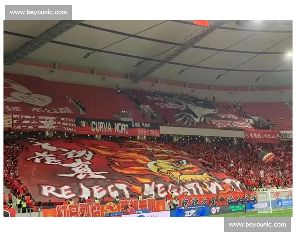 上海德比战前双响炮：神秘嘉宾献唱国歌，八万人球场将现史诗级 TIFO